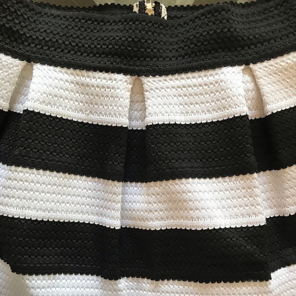 ❌SOLD❌ 🎉B&W Pleated Skirt ❤️ - Picture 5 of 9